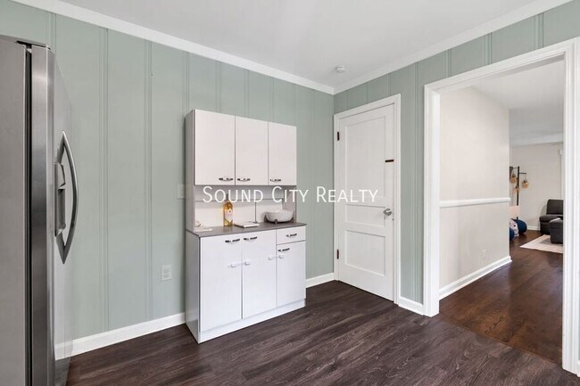 Building Photo - 2929 Emery Dr