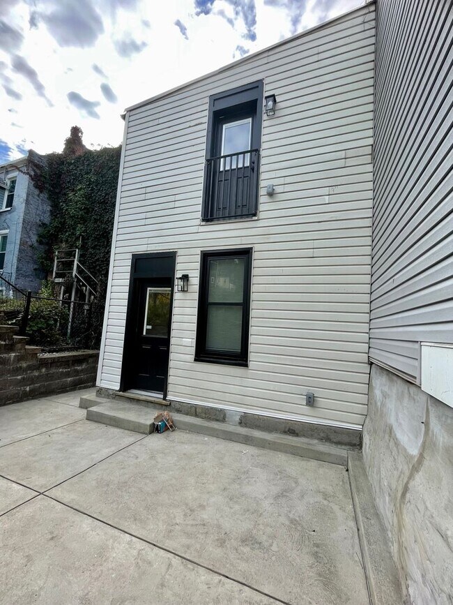 Building Photo - 112 Hemlock St