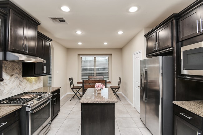 Building Photo - 1539 Giles Dr
