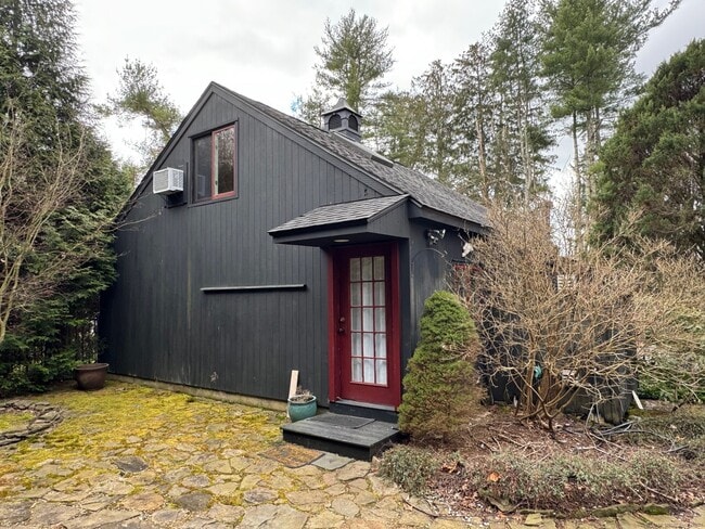 Building Photo - 592 Horse Pond Rd