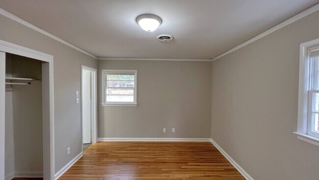 Building Photo - 3-Bedroom just waiting for you !