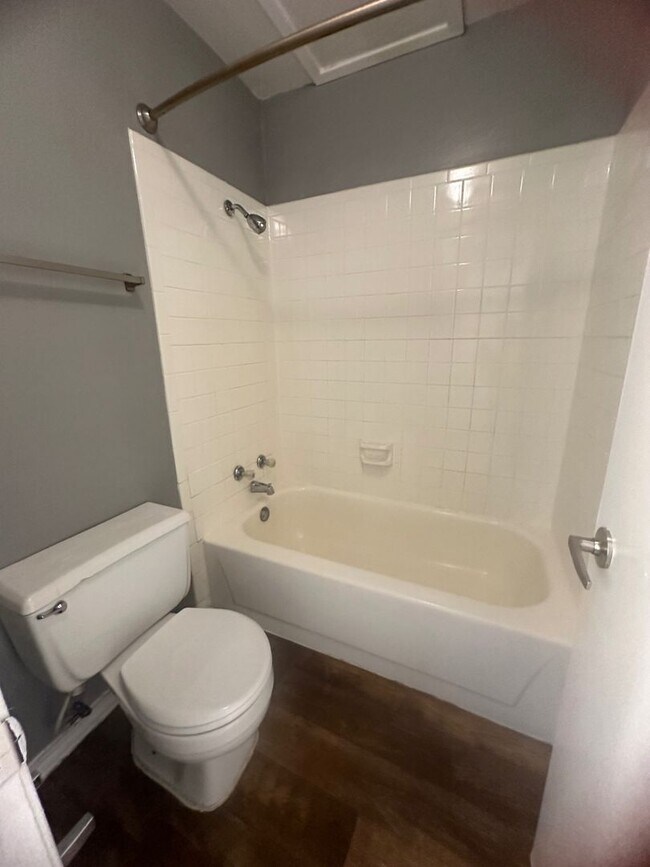 Building Photo - Beuti-ful Town home Ready to Move in!