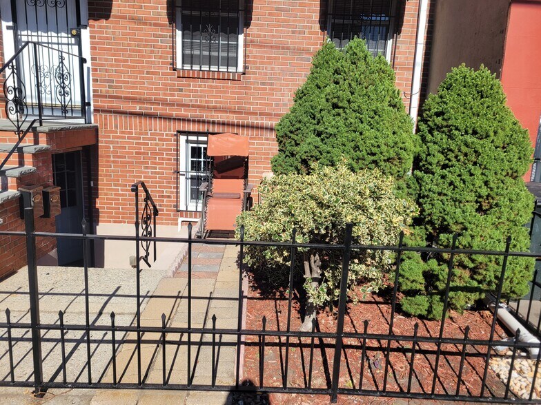 Building Photo - 212 Christopher Columbus Dr