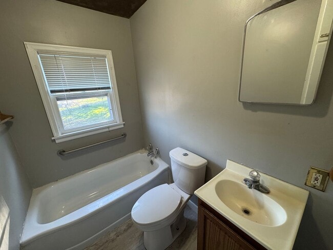 Building Photo - 2 bedroom, 2 bath house located near water...