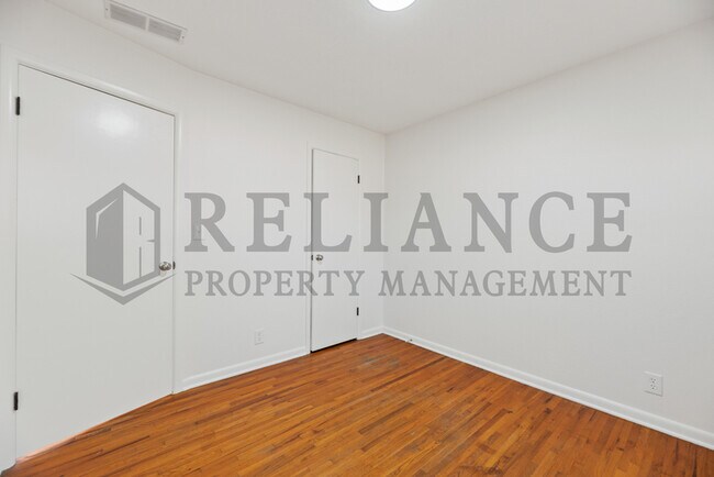 Building Photo - 900 N Brownthrush Ln