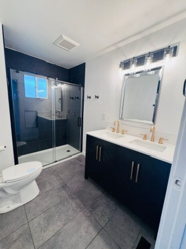 Building Photo - Completely Remodeled 3 Bedroom with Amazin...