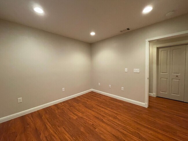 Building Photo - Spacious 2 Bedroom, 2 Bath, 2 Car Garage with Washer Dryer!