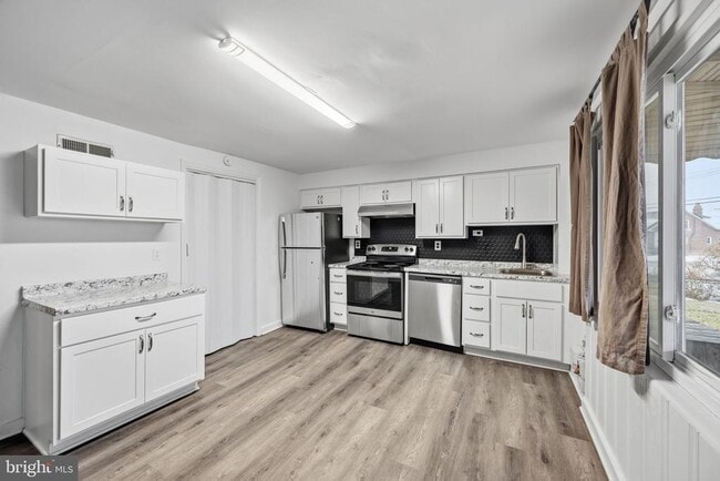 Building Photo - 7911 Bank St