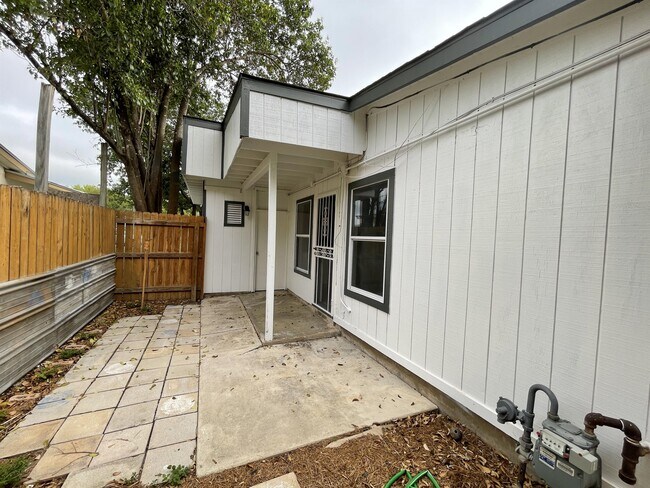 Building Photo - 258 Cresham Dr