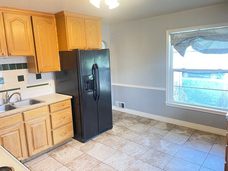 Building Photo - 873 N 600 W