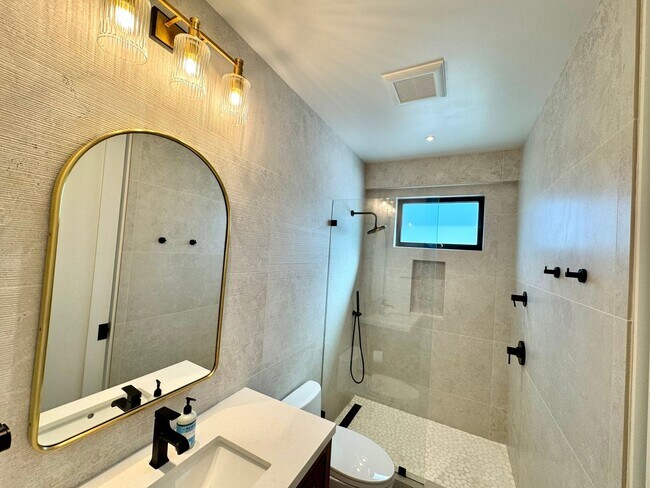 Building Photo - 1910 Raymond Ln