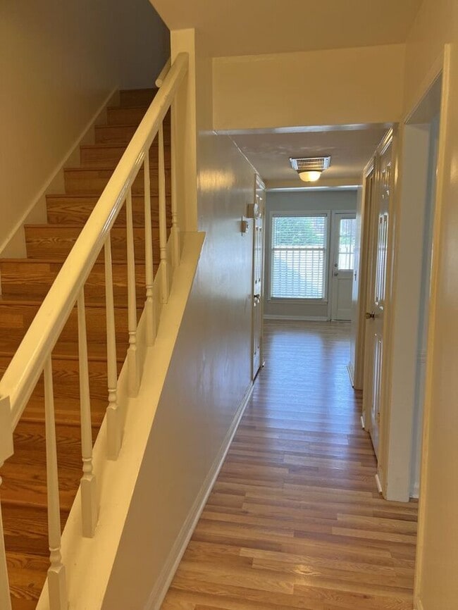 Building Photo - 6-7 month lease term!!! Popular town home ...