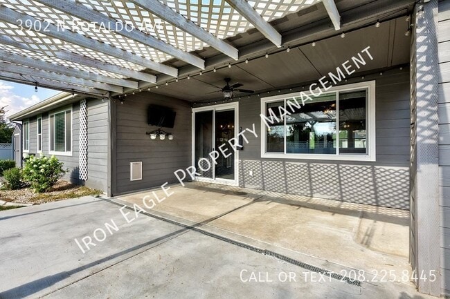 Building Photo - 3902 N Rotaldo Ave