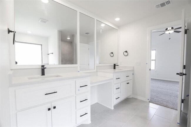 Building Photo - 8201 Mountain Oak Dr