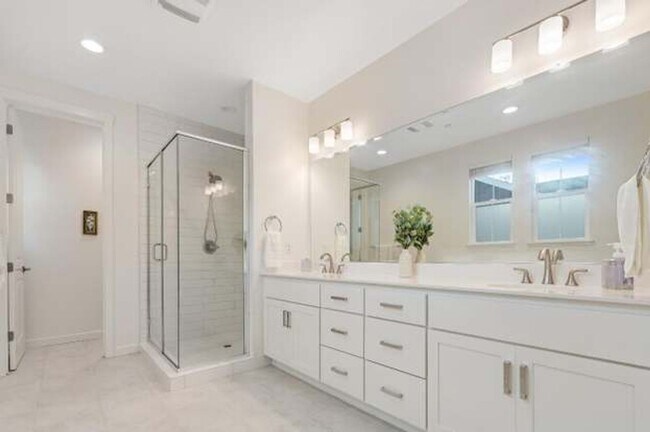 Building Photo - Beautiful, light filled home with EV charger, cozy backyard, very convenient SWSR location