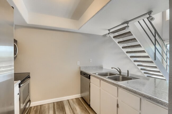 Building Photo - 2 Bedroom condo  with a loft in Littleton