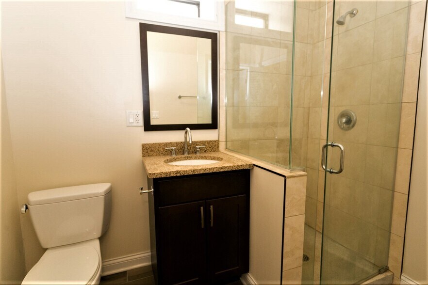 Building Photo - 1758 W Montrose Ave