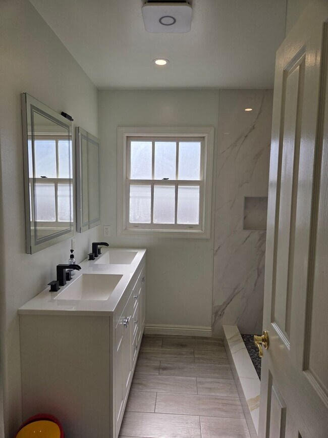 Building Photo - 4 Bedroom 2 baths remodeled home