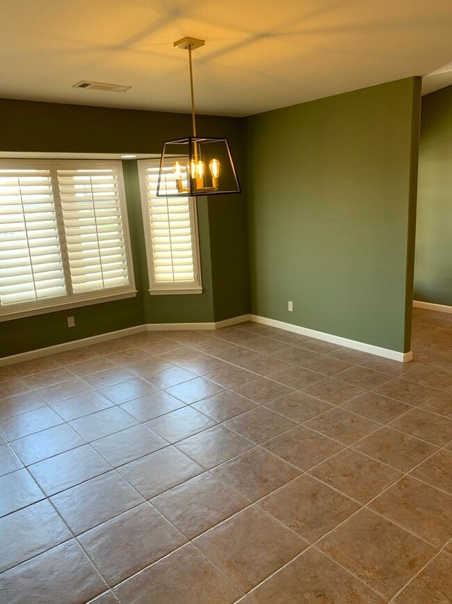 Building Photo - 5 Bd 4.5 Ba Country Home