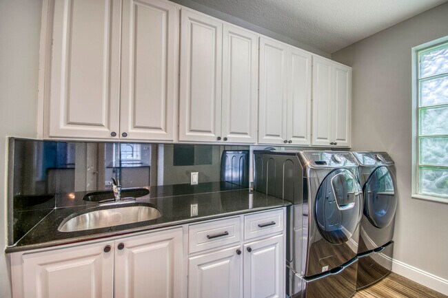 Building Photo - 240 Poinciana Dr