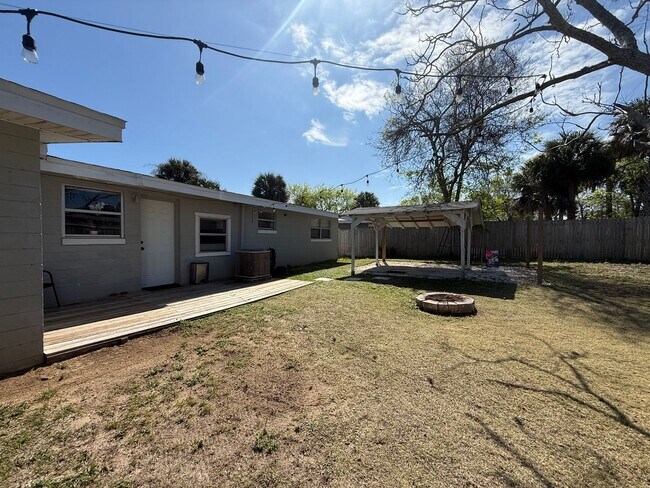 Building Photo - Great Location-3 Bedroom Daytona Beach Home w/Large AMAZING Backyard! Available on 5/1/26