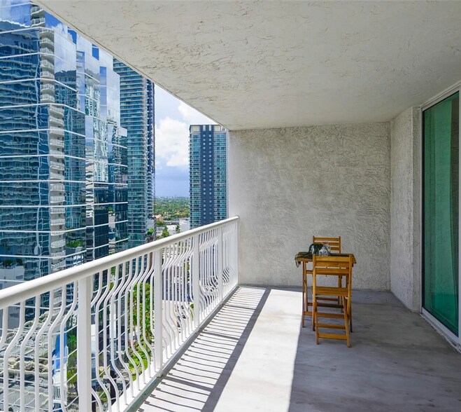 Building Photo - 1200 Brickell Bay Dr