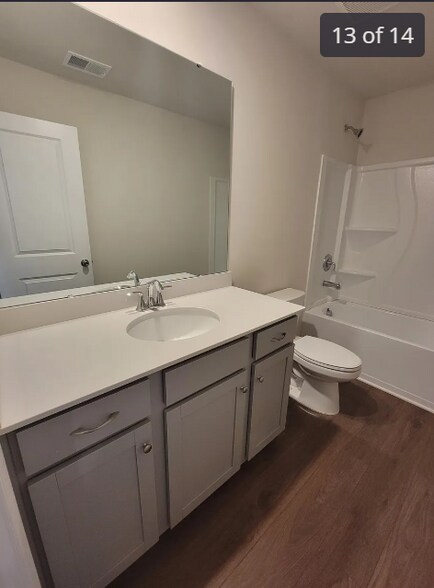 Building Photo - 15620 Country House St