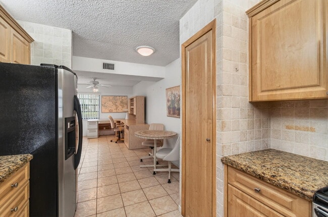 Building Photo - 5851 Parkwalk Dr