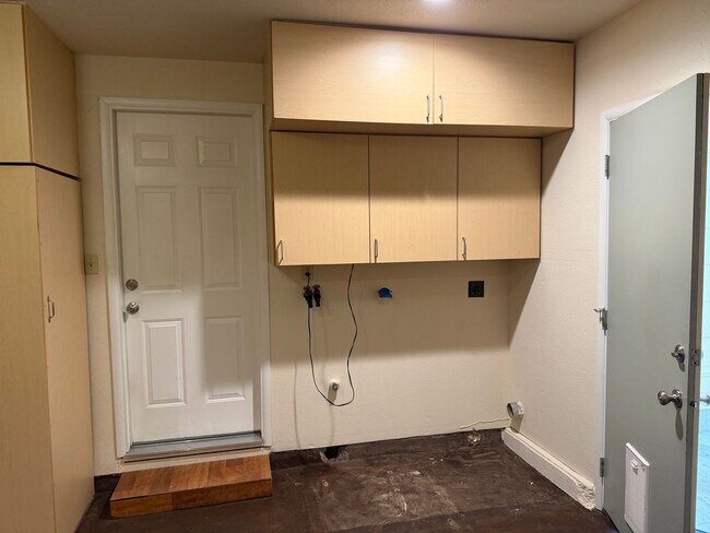 Building Photo - Updated two-bedroom one bathroom duplex in Thurston!