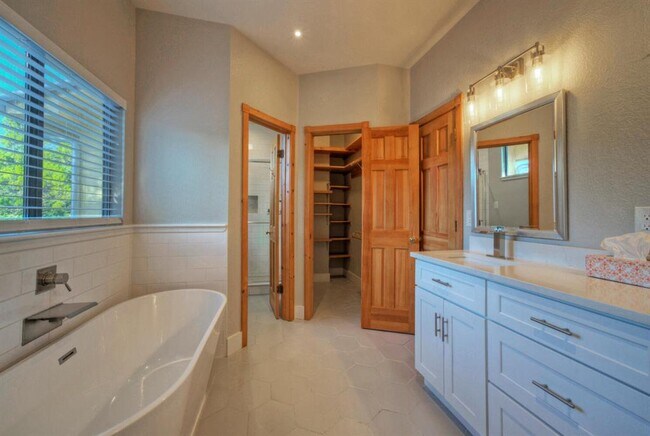 Building Photo - 15501 Rock Creek