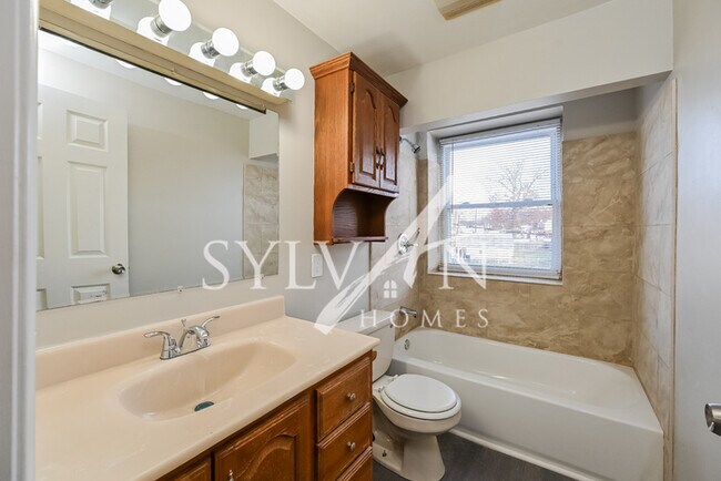 Building Photo - Lovely 3 level townhome in Essex!
