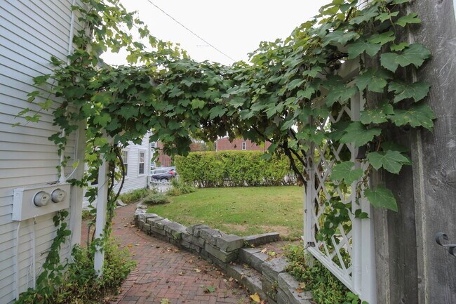 Building Photo - 445 Pleasant St