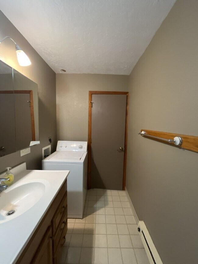Building Photo - 5408/5410 Helen Ct