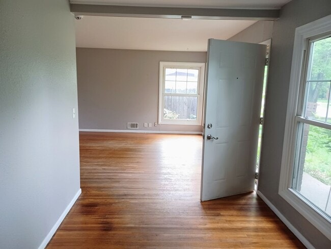 Building Photo - Spacious 4 bedroom, 1 1/2 bath home in Par...