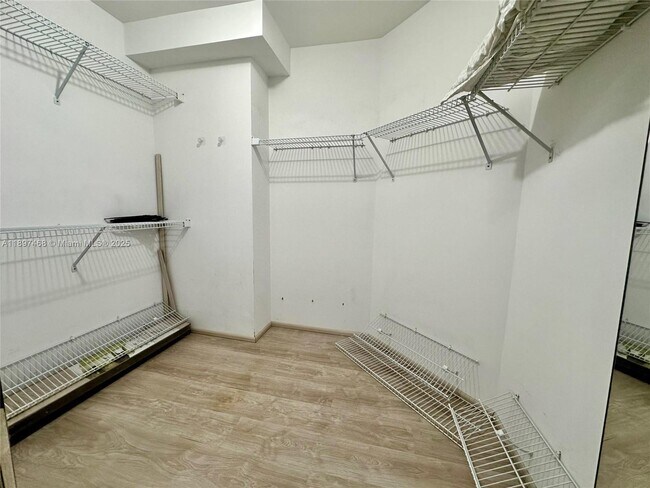Building Photo - 3600 Mystic Pointe Dr