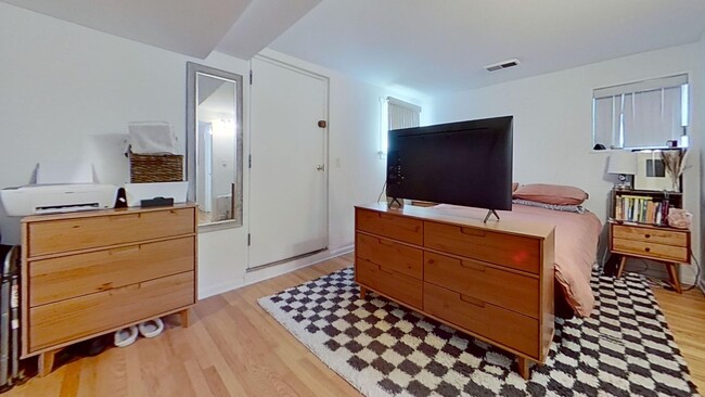 Building Photo - Lincoln Park Garden Level Two Bedroom
