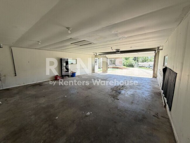 Building Photo - Availablae July 1st 4 Bedroom 2 Bath Single Family Home in Rochester