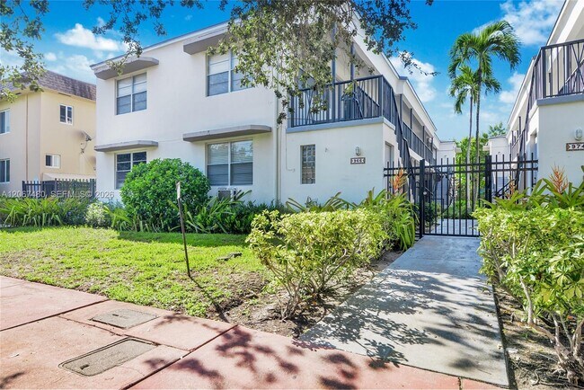 Building Photo - 974 Biarritz Dr