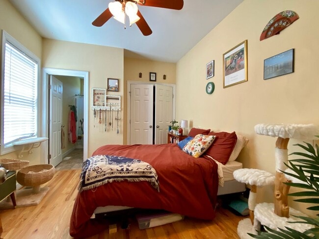 Building Photo - 3925 Lexington Dr