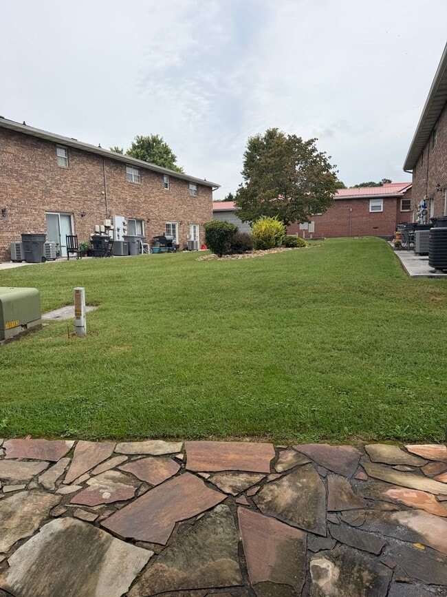 Building Photo - 108 Shadybrook
