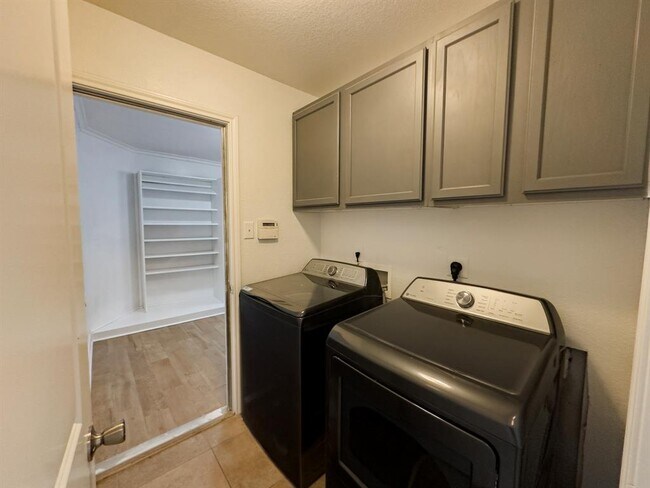 Building Photo - 3806 Fieldcrest Dr