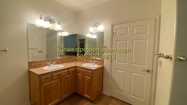 Building Photo - 3 Bedroom, 2 Bathroom Condo with 2 Car Gar...
