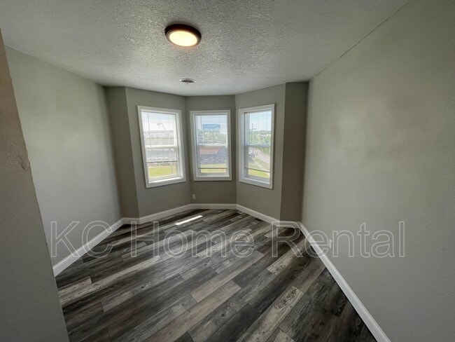 Building Photo - 3400 E 14th St