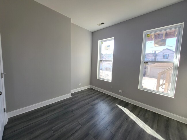 Building Photo - 6522 S Ellis Ave