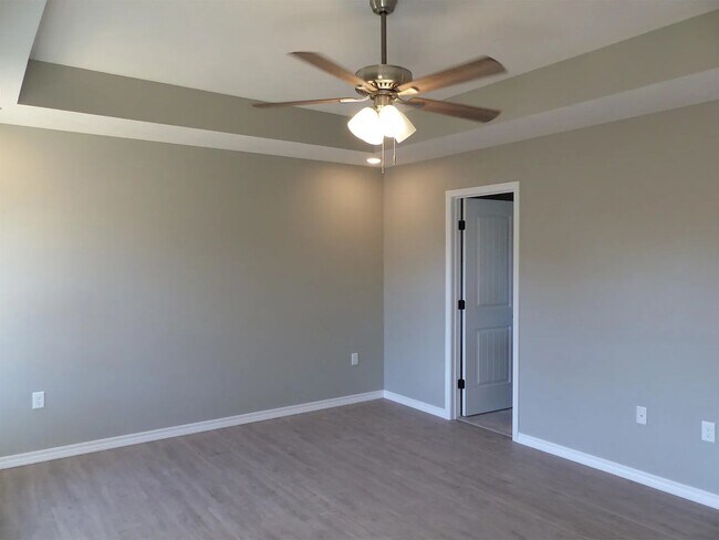 Building Photo - 3 Bedroom Ozark Home Available! Great Neighborhood!