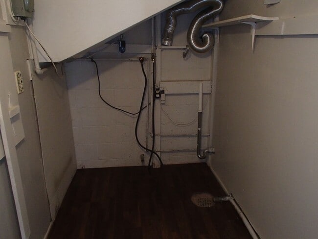 Building Photo - Larger 2 bedroom, 2 bathroom home! Pet Fri...