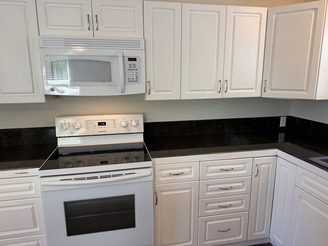 Building Photo - Large updated 2 bedroom 1 bathroom house in Springfield!