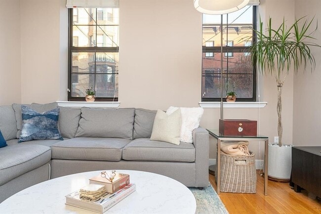 Building Photo - 822 Garden St