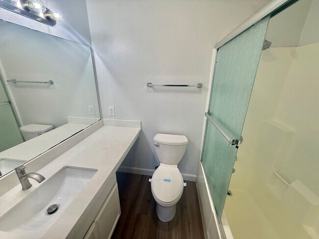 Building Photo - Beautiful 2 bed/2 bath in Vista!