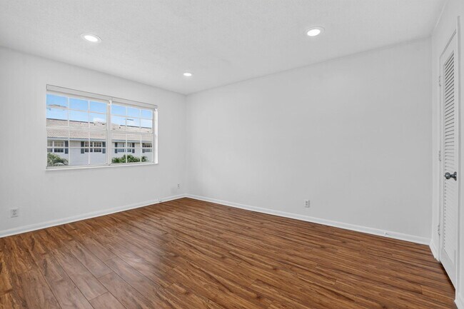 Building Photo - 298 SW 6th St
